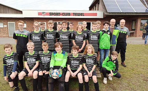 U 14 -Fußballer erhalten neue Trikots von ‘Meister-Frese’