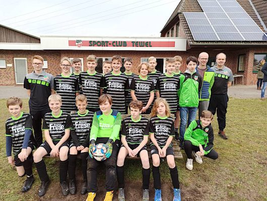 U 14 -Fußballer erhalten neue Trikots von ‘Meister-Frese’