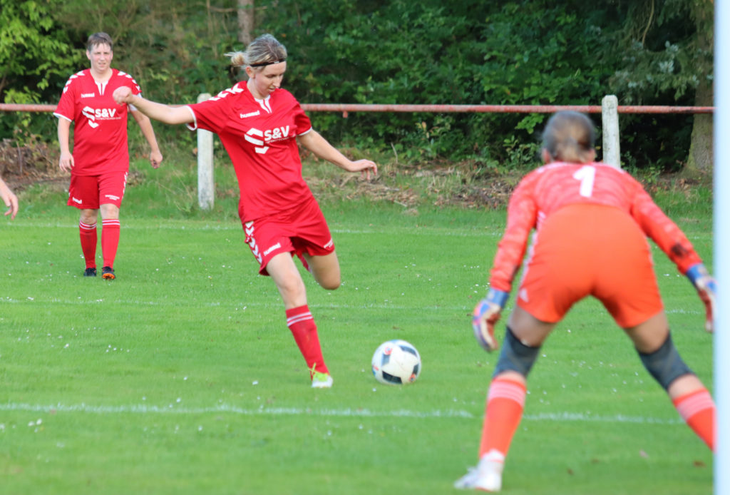 Damenfußballerin schießt den Ball