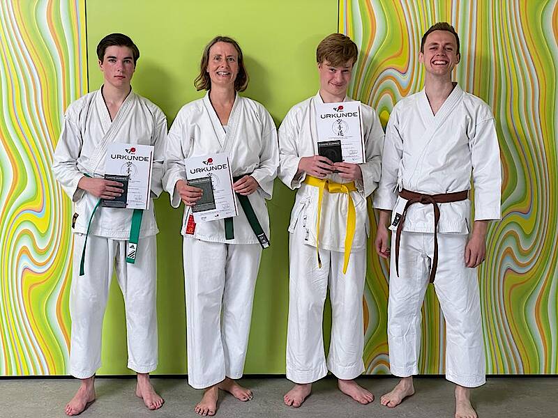<p>Auf dem Foto sind zu sehen (von links):<br />Lennart Feldbrügge, Doris Black- stein, Silas Blackstein und Sensei (Karate-Lehrer) Lennart Delventhal.</p>