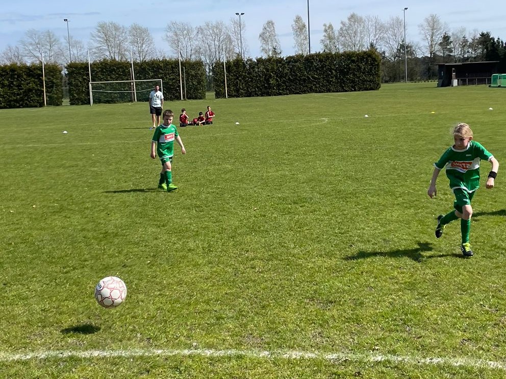 U9 Spielerin am Ball