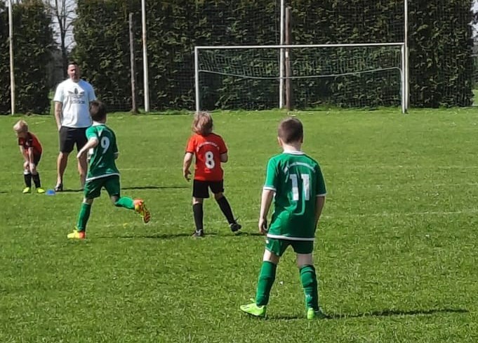 U9 Spieler am Ball