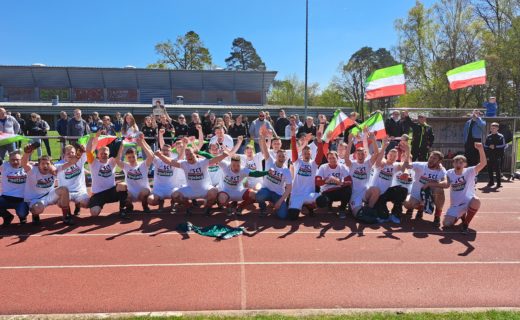 <p>Strahlen mit dem blauen Himmel um die Wette: Spieler und Fans des SC Tewel, die am 30. April vorzeitig Meisterschaft und Aufstieg in die 1.Kreisklasse klarmachen. Knieend in den weißen "Upstiegs"-T-Shirts (v.links) Trainer Tobias Mohr, Mannschaftsführer Marc Pomian, Söhnke Riebesell, Kevin Niemeyer, Tonio Frese, Jannik Ruschmeyer, Steffen Worthmann, Marc Joe Möhlmann, Kay Hagel, Wesley Weitz, Leon Schultz,  Janis Heiden, Paul Bettgens, Lennart Arndt, Marcus Dehning (Torwarttrainer), Kevin Börner, Nils Baden (Co-Trainer), Stefan Lange, Niklas Witte, Jan Kley (verdeckt), Marcel Böhling, Nico Mohr (verdeckt), Marvin Broocks, André Schröder.<br />Zu diesem Erfolgsteam, eine Mischung aus erfahrenen Spielern und der "Rasselbande", gehören weiter: Michel von Elling, Kai Niklas Worthmann, Christian Burba, Michael Freißmann, Patric Kessler und Niels-Ole Jacobs.</p>