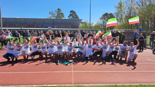 <p>Strahlen mit dem blauen Himmel um die Wette: Spieler und Fans des SC Tewel, die am 30. April vorzeitig Meisterschaft und Aufstieg in die 1.Kreisklasse klarmachen. Knieend in den weißen "Upstiegs"-T-Shirts (v.links) Trainer Tobias Mohr, Mannschaftsführer Marc Pomian, Söhnke Riebesell, Kevin Niemeyer, Tonio Frese, Jannik Ruschmeyer, Steffen Worthmann, Marc Joe Möhlmann, Kay Hagel, Wesley Weitz, Leon Schultz,  Janis Heiden, Paul Bettgens, Lennart Arndt, Marcus Dehning (Torwarttrainer), Kevin Börner, Nils Baden (Co-Trainer), Stefan Lange, Niklas Witte, Jan Kley (verdeckt), Marcel Böhling, Nico Mohr (verdeckt), Marvin Broocks, André Schröder.<br />Zu diesem Erfolgsteam, eine Mischung aus erfahrenen Spielern und der "Rasselbande", gehören weiter: Michel von Elling, Kai Niklas Worthmann, Christian Burba, Michael Freißmann, Patric Kessler und Niels-Ole Jacobs.</p>