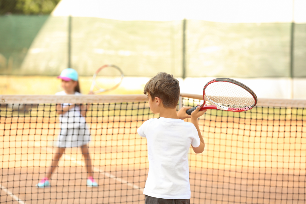 Kinder spielen Tennis