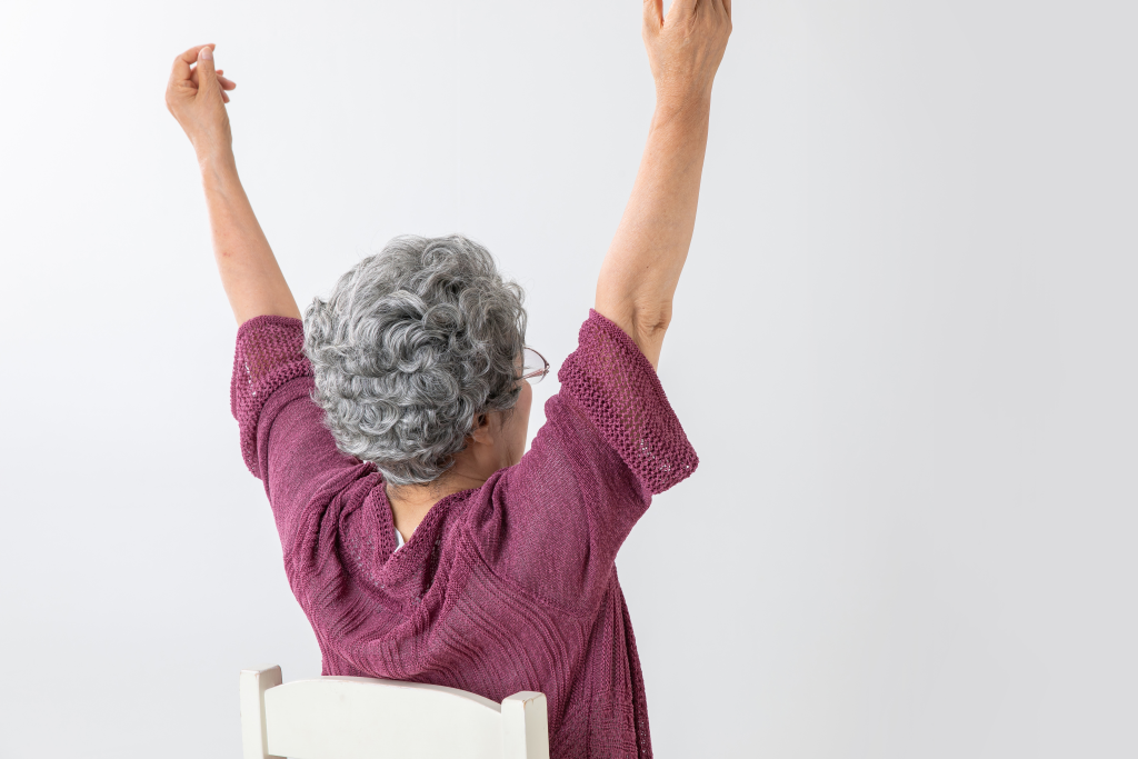 Frau macht Sport im Sitzen