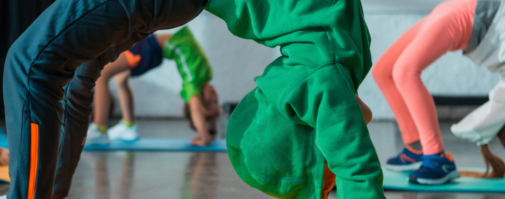 Kinder machen Brücke beim Kinderturnen