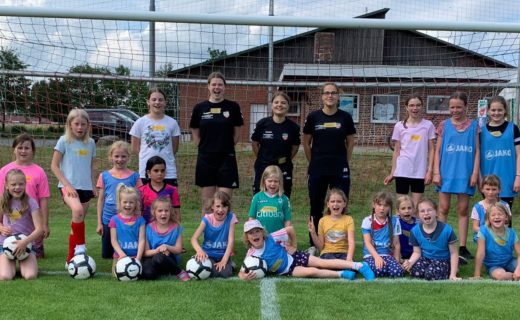 23 Mädels kicken beim SCT-Schuppertraining