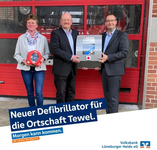 Volksbank Lüneburger Heide finanziert Defibrillator für Tewel