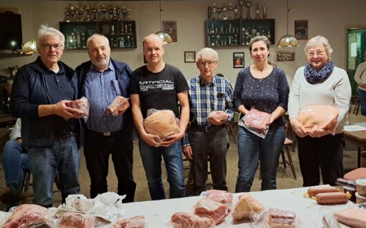 34 Teilnehmer beim traditionellen Skat und Knobeln:  Werner Möhlmann und Ute Lünsmann vorn