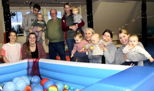 <p>Übungsleiterinnen Sina Blanke und Anna-Lena Rogge (sitzend v. links) bedankten sich bei  Klaus Frese (Mitte stehend) für seine Spende, dank der verschiedene neue Spielgeräte für die U3 angeschafft werden konnten.</p>