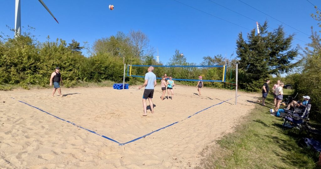 Sonne raus, Sand rein, Netz steht – Beachvolleyballfelder wieder startklar!