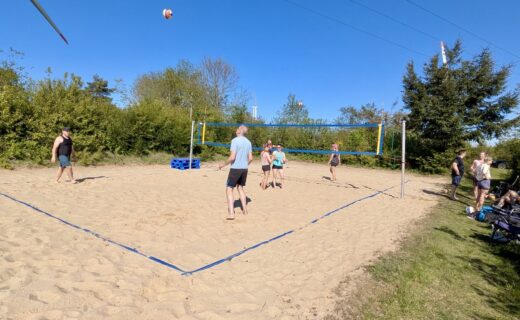 Sonne raus, Sand rein, Netz steht – Beachvolleyballfelder wieder startklar!