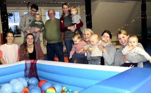 <p>Übungsleiterinnen Sina Blanke und Anna-Lena Rogge (sitzend v. links) bedankten sich bei  Klaus Frese (Mitte stehend) für seine Spende, dank der verschiedene neue Spielgeräte für die U3 angeschafft werden konnten.</p>