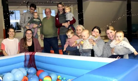 <p>Übungsleiterinnen Sina Blanke und Anna-Lena Rogge (sitzend v. links) bedankten sich bei  Klaus Frese (Mitte stehend) für seine Spende, dank der verschiedene neue Spielgeräte für die U3 angeschafft werden konnten.</p>